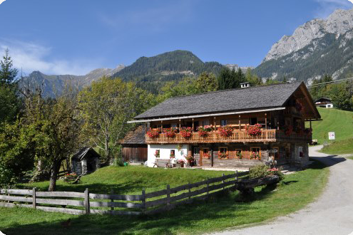 Ein altes Bauernhaus in den Bergen