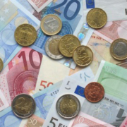 Viele Euro Münzen und Scheine