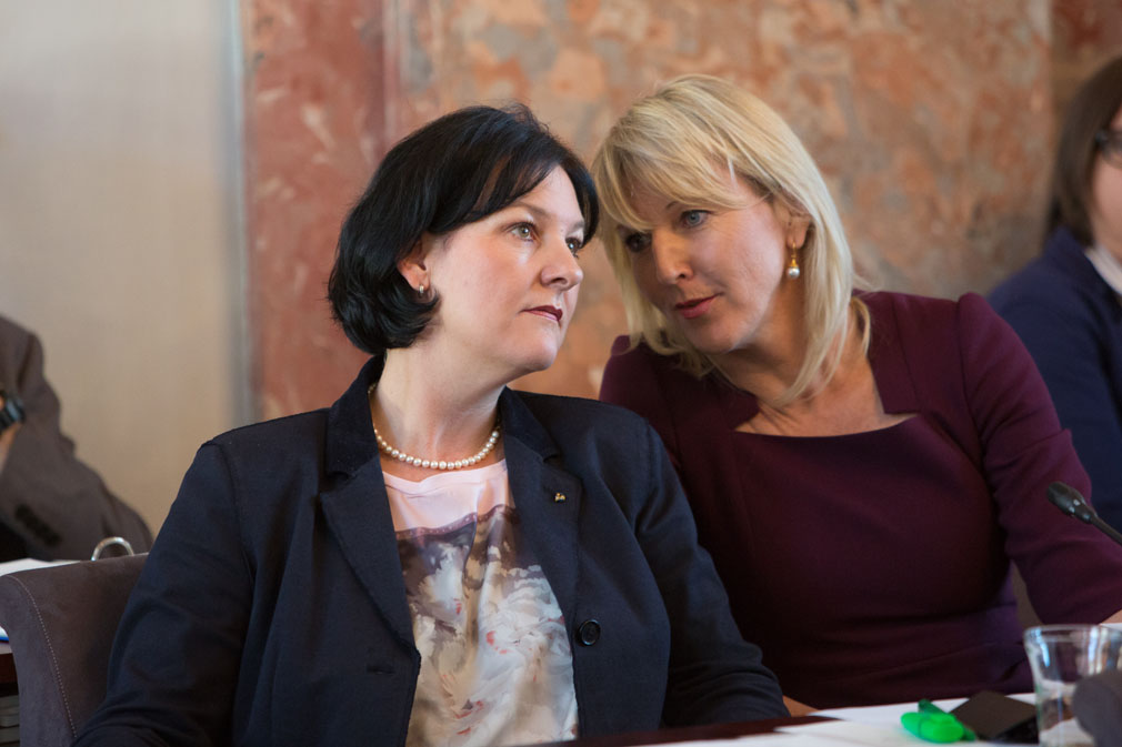 Andrea Haselwanter-Schneider und Isabella Gruber im Tiroler Landtag