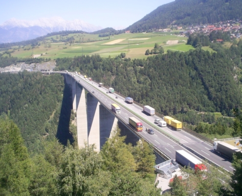 Verkehr rollt über die Europabrücke