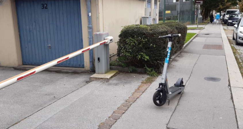 Ein falsch abgestellter E-Scooter auf einem Gehsteig in Innsbruck